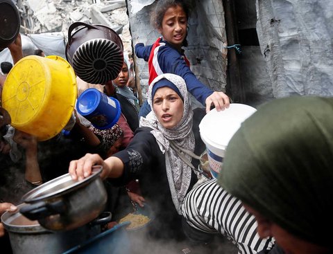 Warga Palestina antri mengambil  makanan yang dimasak di  Dapur Amal, di Beit Lahiya, Jalur Gaza utara, Senin (28/04/2025).