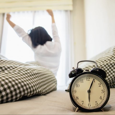 Ilustrasi bangun pagi, bangun tidur, pagi hari. (Image by jcomp on Freepik)