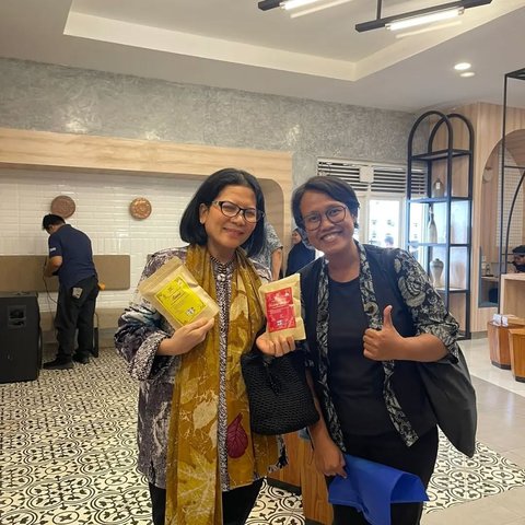 Melalui fasilitasi dari Rumah BUMN Yogya, Santi bersama rekan-rekan UMKM lainnya diberi kesempatan langka untuk bertemu langsung dengan Ibu Loto Srinaita Ginting sebelum pameran BRI UMKM EXPO(RT) 2023.
