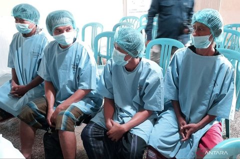Maman Suparman, Kepala Desa Cidenok, menjalani vasektomi untuk meringankan beban istri dan mendorong kesetaraan pengasuhan anak, sebuah langkah yang perlu dikampanyekan luas di Indonesia.