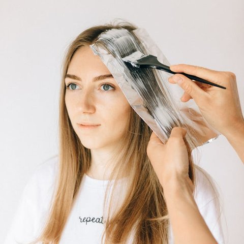 Apa Benar Pewarna Rambut Bisa Merusak? Ini Jawaban Pakar Kecantikan