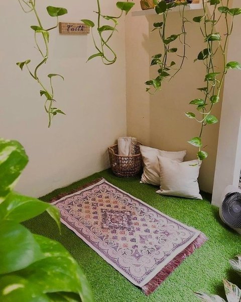 7 Ide Taman Rumput Sintetis Minimalis, Bikin Rumah Adem dan Nyaman untuk Lesehan