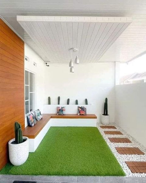 7 Ide Taman Rumput Sintetis Minimalis, Bikin Rumah Adem dan Nyaman untuk Lesehan