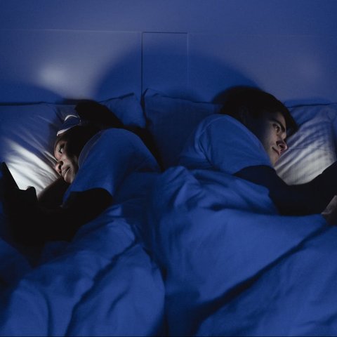 Ilustrasi Bermain HP Sebelum Tidur