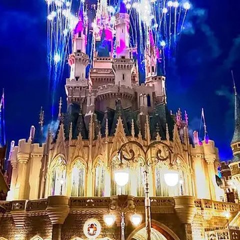 Potret Inara Rusli Ajak Anak Liburan di Disneyland Tokyo. (instagram/mommy_starla)