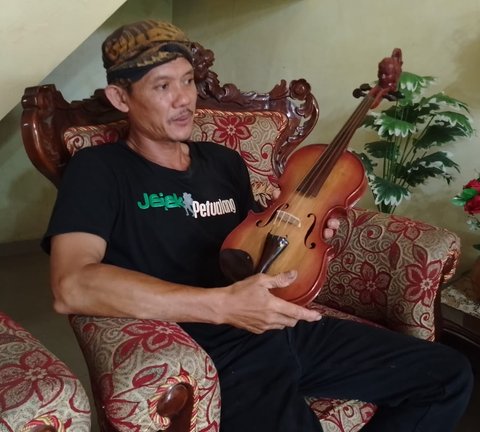 Ngatmin atau yang akrab disapa Mbah Min, seorang perajin alat musik gesek dari bahan bambu.