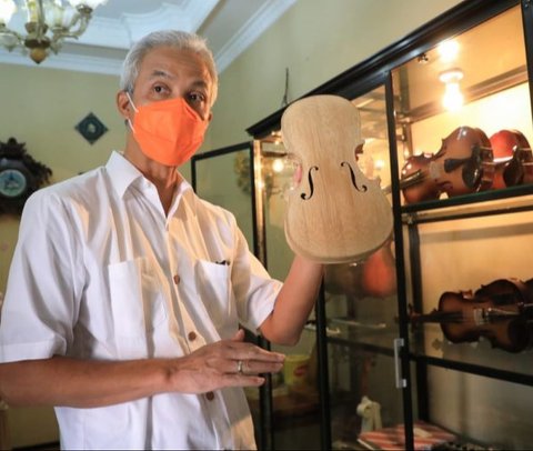 Ganjar Pranowo saat mengunjungi rumah Mbah Min, tempat produksi biola bambu.