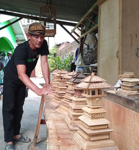 Miniatur Menara, salah satu hasil tangan kreatif Mbah Min.
