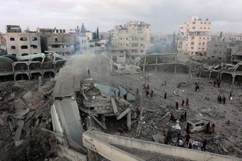 Sejumlah warga Palestina memeriksa kondisi sebuah sekolah yang hancur akibat serangan Israel di lingkungan al-Tuffah, Jalur Gaza, Palestina, pada Jumat (4/4/2025).