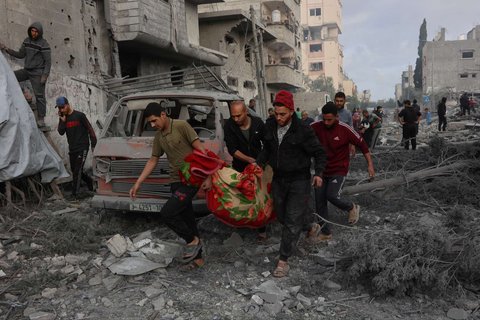Sejumlah warga Palestina mengevakuasi korban tewas dari reruntuhan sebuah sekolah yang hancur akibat serangan Israel di lingkungan al-Tuffah, Jalur Gaza, Palestina, pada Jumat (4/4/2025).