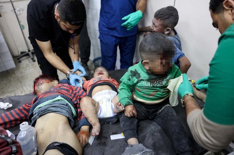 Sejumlah anak Palestina terluka setelah sebuah sekolah hancur akibat serangan Israel di lingkungan al-Tuffah, Jalur Gaza, Palestina, pada Jumat (4/4/2025).
