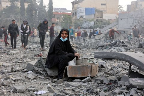 Seorang wanita Palestina duduk di antara reruntuhan sebuah sekolah yang hancur akibat serangan Israel di lingkungan al-Tuffah, Jalur Gaza, Palestina, pada Jumat (4/4/2025).