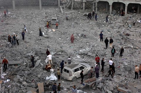 Sejumlah warga Palestina memeriksa kondisi sebuah sekolah yang hancur akibat serangan Israel di lingkungan al-Tuffah, Jalur Gaza, Palestina, pada Jumat (4/4/2025).