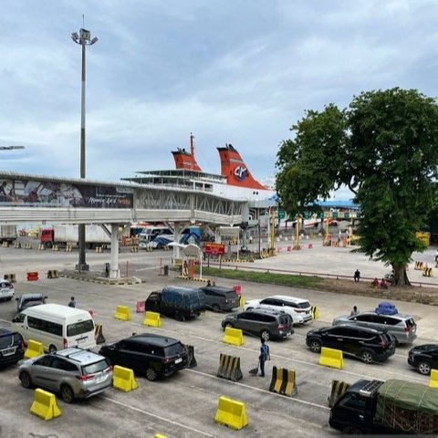 Pelabuhan Bakauheni, Lampung, mengalami peningkatan arus mudik pada H-7 Lebaran 2025 dengan jumlah penumpang dan kendaraan yang signifikan dibandingkan hari sebelumnya.