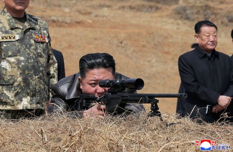 Foto yang dirilis Kantor Berita Pusat Korea (KCNA) pada 5 April 2025 memperlihatkan Pemimpin Korea Utara, Kim Jong-un menjajal senapan terbaru yang dikembangkan untuk memperkuat pasukan operasi khusus Tentara Rakyat Korea di lokasi yang dirahasiakan.