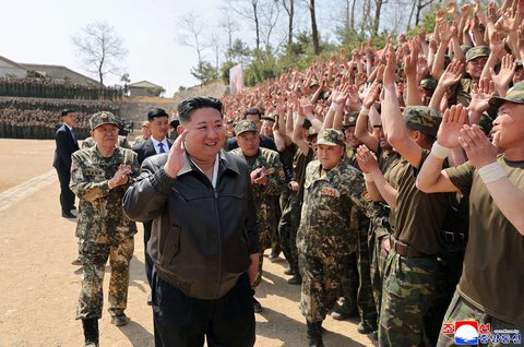 Momen Kim Jong-un menjajal senapan canggih terbaru itu dilakukan ketika mengunjungi pangkalan pelatihan militer dari unit operasi khusus Tentara Rakyat Korea di sebuah lokasi yang dirahasiakan. Demikian laporan KCNA, pada Sabtu (5/4).