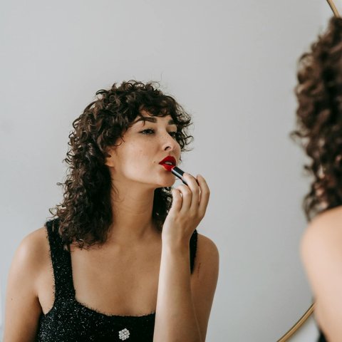 Mengenal Red Lipstick Theory, Tren Kecantikan Jutaan Wanita yang Bisa Meningkatkan Daya Tarik