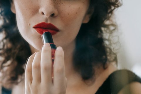 Mengenal Red Lipstick Theory, Tren Kecantikan Jutaan Wanita yang Bisa Meningkatkan Daya Tarik
