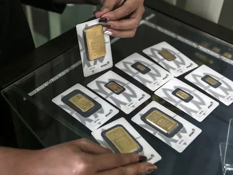 Pramuniaga menunjukkan emas batangan PT Aneka Tambang (Antam) Tbk di sebuah gerai emas, Jakarta, Senin (18/1/2021). Harga emas Antam kembali susut Rp 4.000 per gram di awal pekan. (Liputan6.c