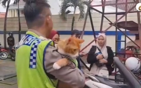 Patroli Polisi Ditemani 'Poyici Oyen' Bikin Gemas Pemudik Pakai Seragam dan Berkacamata