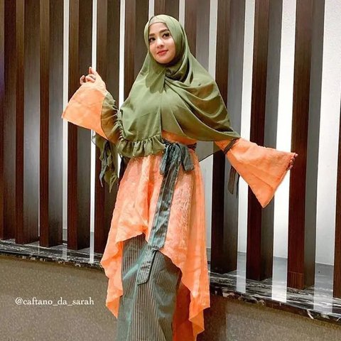 Cantiknya Dewi Perssik gunakan balutan hijab berwarna merah muda di acara Jakarta Fashion Week 2020, banjir pujian. (Sumber: Instagram/@dewiperssikreal)
