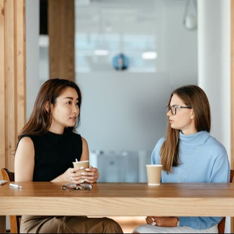 7 Pembawaan Diri ini Tunjukkan Kamu Cerdas Tanpa Harus Banyak Bicara