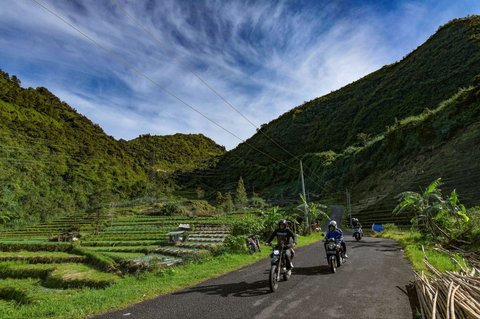 Sejumlah pengendara melintasi kawasan pegunungan yang dijuluki 'Swiss van Java' di kawasan Desa Wisata Sembungan, Wonosobo, Jawa Tengah, Senin (7/4/2025).