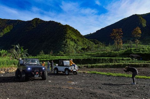 Sejumlah wisatawan menikmati keindahan kawasan pegunungan yang dijuluki 'Swiss van Java' di kawasan Desa Wisata Sembungan, Wonosobo, Jawa Tengah, Senin (7/4/2025).