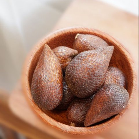 Salak adalah buah yang biasanya ditemukan di negara-negara tropis seperti Indonesia, Malaysia, dan Thailand.