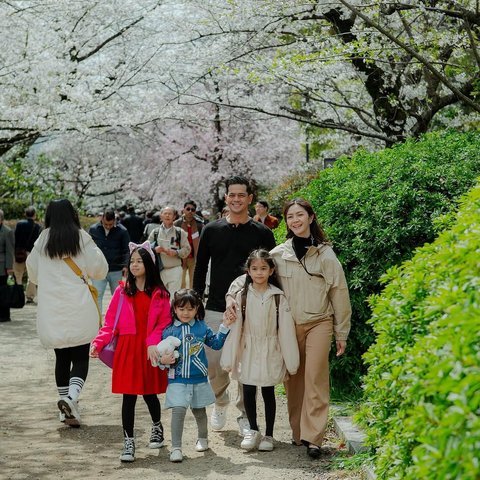 Potret Keluarga Surya Insomnia Liburan ke Jepang Setelah Lebaran