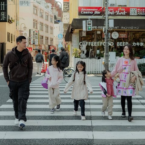 Potret Keluarga Surya Insomnia Liburan ke Jepang Setelah Lebaran