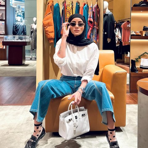 Potret Olla Ramlan dengan Pose Kaki yang Bikin Salfok, Definisi Cantik dengan Cara Unik