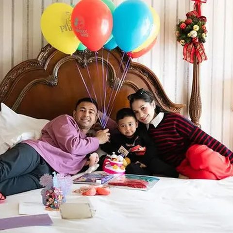 Momen Raffi Ahmad dan Nagita Slavina Kembali Rayakan Ultah Rayyanza, Kedekatan Lily dan Rafathar Disorot. (instagram/raffinagita1717)