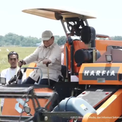 Prabowo Jajal Mesin Combine Harvester saat Panen Raya di Majalengka