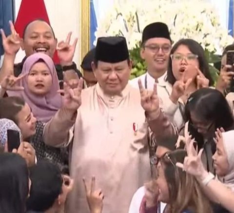 Presiden Prabowo Subianto belajar gerakan viral 'velocity' dari seorang wartawan saat acara open house Idul Fitri di Istana Merdeka, Jakarta.