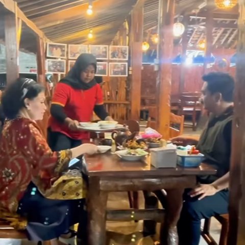 Bikin Ngiler Kulineran Mantan Panglima TNI Santap Mie Jowo Plus Balungan Ayam