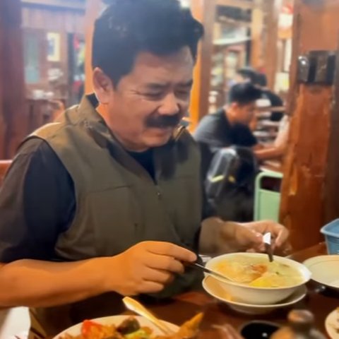Bikin Ngiler Kulineran Mantan Panglima TNI Santap Mie Jowo Plus Balungan Ayam