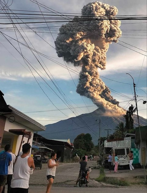 Erupsi Gunung Kanlaon di La Castellana, Filipina, Selasa (08/04/2025).