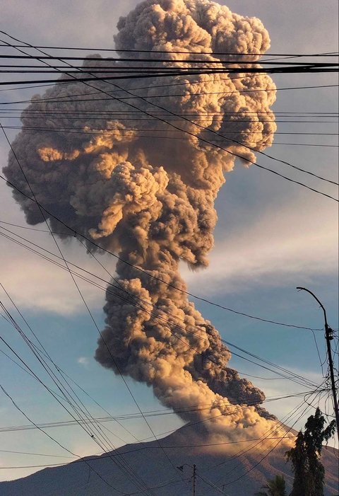 Erupsi Gunung Kanlaon di La Castellana, Filipina, Selasa (08/04/2025).