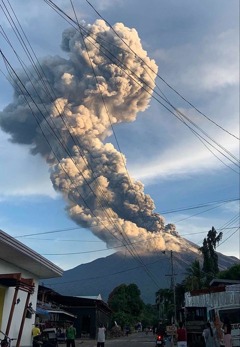 Erupsi Gunung Kanlaon di La Castellana, Filipina, Selasa (08/04/2025).
