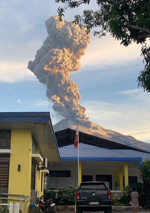 Erupsi Gunung Kanlaon di La Castellana, Filipina, Selasa (08/04/2025).