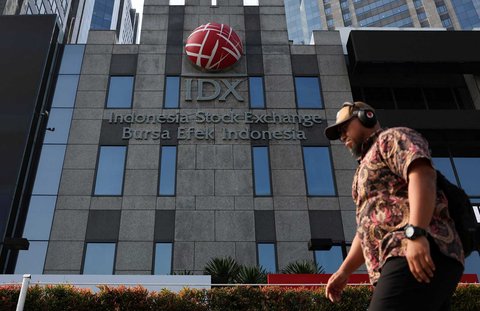 Pejalan kaki  berjalan melewati gedung Bursa Efek Indonesia (BEI) di Jakarta, Selasa (08/ 04/ 2025)
