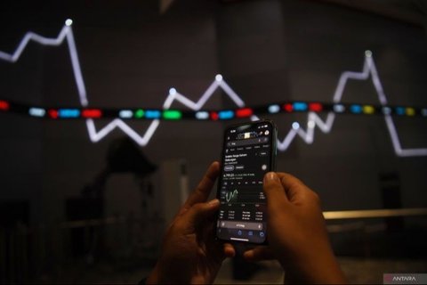 Bursa Efek Indonesia (BEI) memberlakukan penghentian sementara perdagangan saham pada Selasa pagi setelah Indeks Harga Saham Gabungan (IHSG) anjlok lebih dari 8 persen.