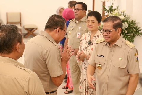 Gubernur Jakarta Pramono Anung bersama Wagub Jakarta Rano Karno bersalaman dengan para aparatur sipil negara (ASN) saat hari pertama kerja usai cuti bersama libur lebaran, Jakarta, Selasa (8/4/2025).