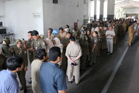 Antrian aparatur sipil negara (ASN) untuk berhalal bihalal  saat hari pertama kerja usai cuti bersama libur lebaran, Jakarta, Selasa (8/4/2025).