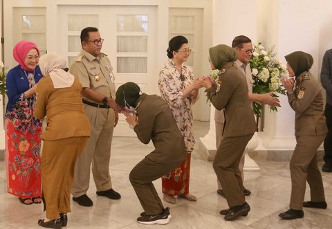 Gubernur Jakarta Pramono Anung bersama Wagub Jakarta Rano Karno bersalaman dengan para aparatur sipil negara (ASN) saat hari pertama kerja usai cuti bersama libur lebaran, Jakarta, Selasa (8/4/2025).
