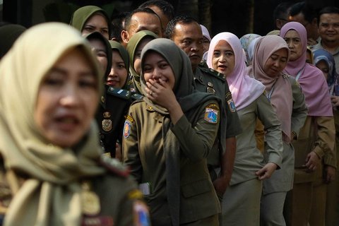 Antrian aparatur sipil negara (ASN) untuk berhalal bihalal  saat hari pertama kerja usai cuti bersama libur lebaran, Jakarta, Selasa (8/4/2025).