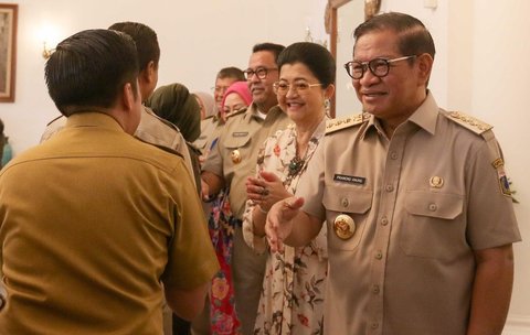 Gubernur Jakarta Pramono Anung bersama Wagub Jakarta Rano Karno bersalaman dengan para aparatur sipil negara (ASN) saat hari pertama kerja usai cuti bersama libur lebaran, Jakarta, Selasa (8/4/2025).