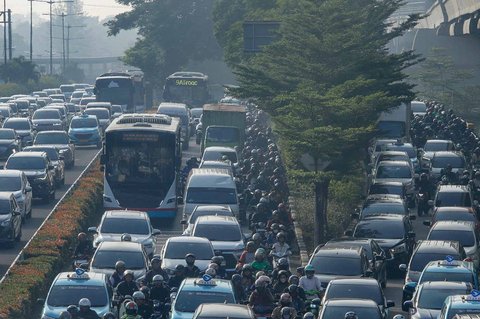 Kendaraan melintas pada ruas jalan protokol yang kembali macet di Jalan Gatot Subroto, Jakarta, Selasa (8/4/2025).