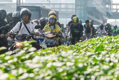 Kendaraan melintas pada ruas jalan protokol yang kembali macet di Jalan Gatot Subroto, Jakarta, Selasa (8/4/2025).